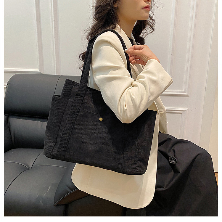Tote Bag Women's 2024 Spring New casual, simple, large-capacity commuter single-shoulder bag, fashionable color-blocking corduroy bag Application Scenario