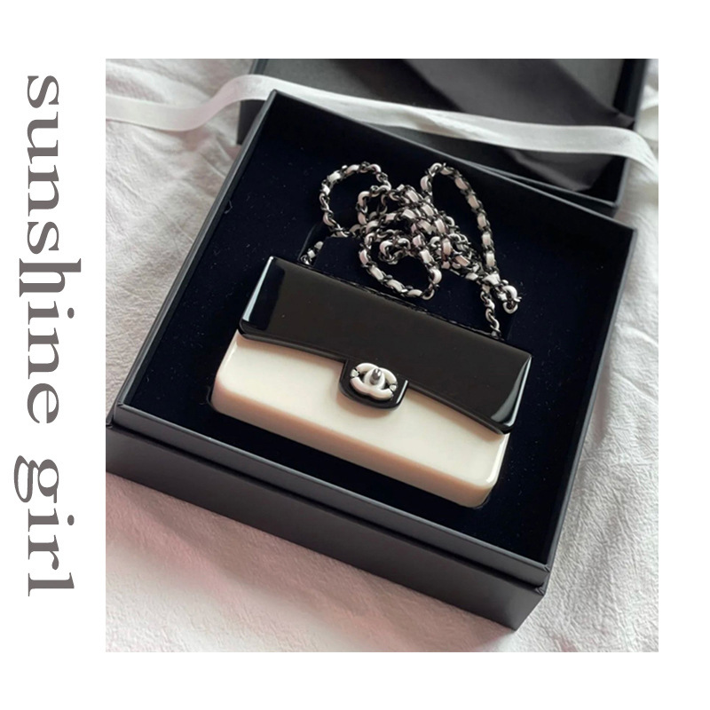 Summer 2025 new trendy Xiaoxiang acrylic bag, socialite chain bag, black and white color-blocked women's box bag Application Scenario
