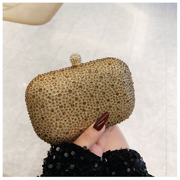 A fashionable European and American lady's small box-shaped dinner bag decorated with shiny rhinestones, elegant and stylish hand-held bag Specification drawing