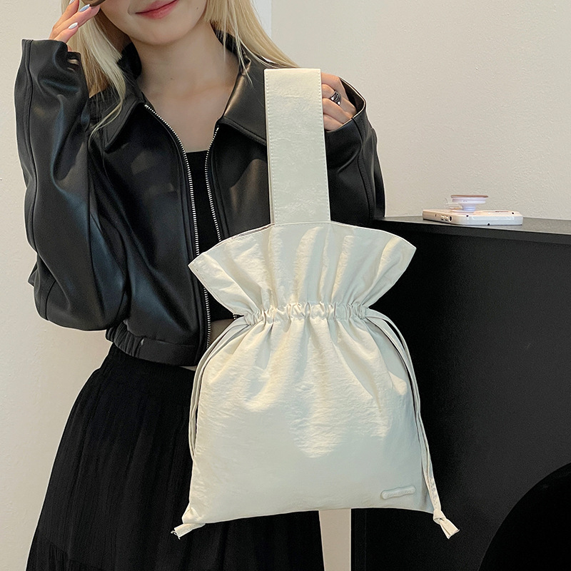 Colorful Fox Japanese-style minimalist women's niche design nylon fabric bag with a drawstring opening portable hand-held makeup bag Specification drawing