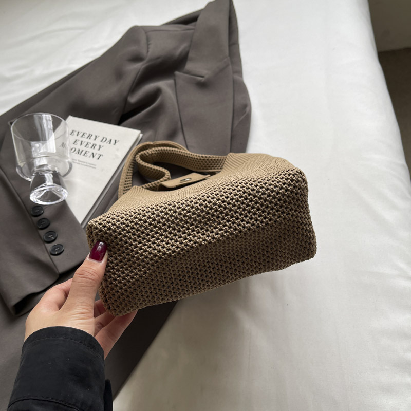 A new stylish tote bag with simple letters for casual shopping, featuring a niche Instagram style for going out Application Scenario