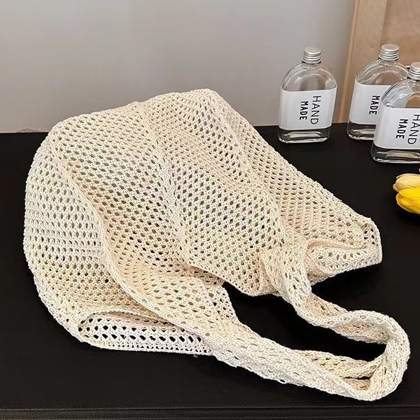 The new summer popular woven women's bag, hand-held woven bag, fashionable and stylish, single-shoulder net bag, seaside travel, straw weaving details Picture