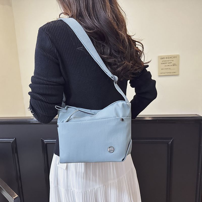 Korean style Instagram fashionable and simple crossbody bag, lightweight and large-capacity, trendy and versatile single-shoulder bag, fresh and cute handbag details Picture