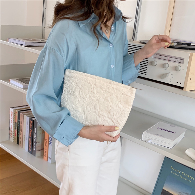 17192 French elegant embossed makeup bag, ins Japanese and Korean lipsticks, loose change storage bag, mobile phone clutch Application Scenario