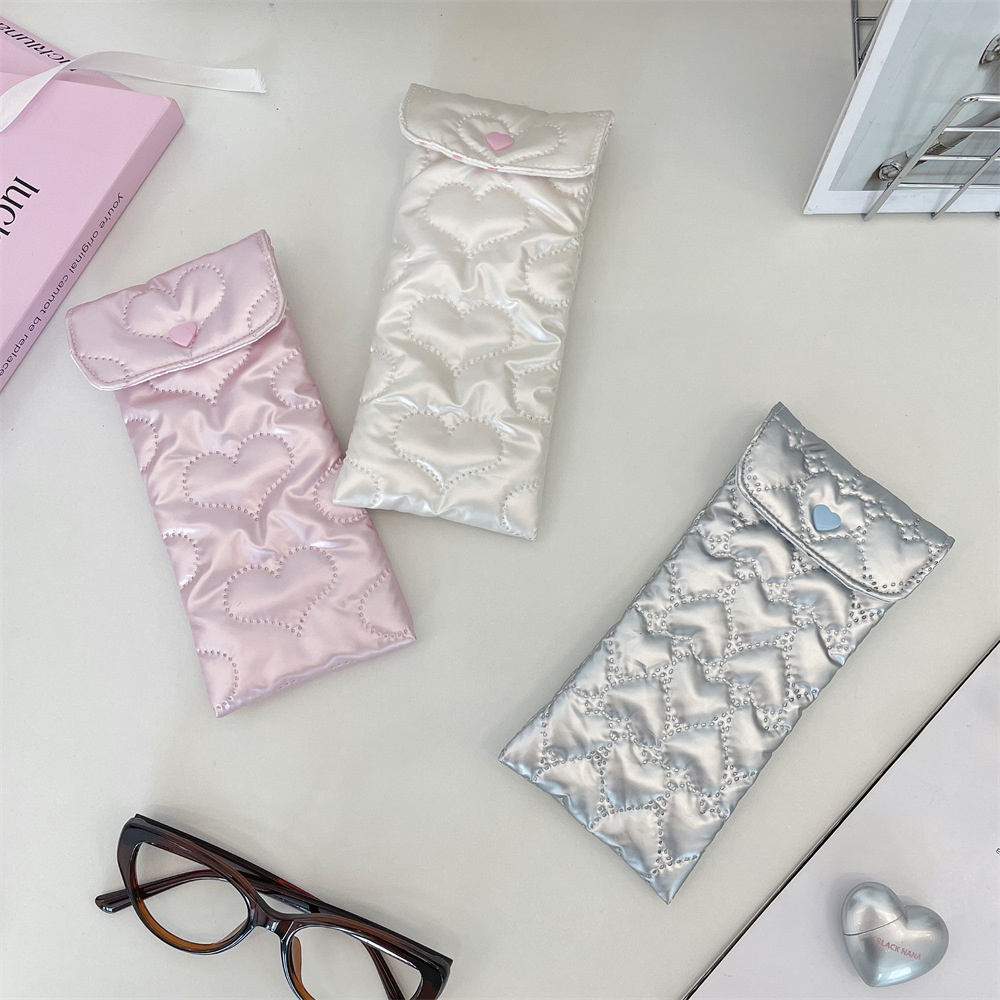 5755 PU Bow eyeglass storage Bag, a portable cotton-filled soft sunglasses and eyeglass storage bag for girls Application Scenario