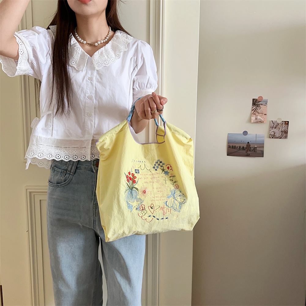 45301 Korean-style fresh and delicate embroidered hand-held Oxford bag, a sweet shopping bag for girls and a handbag for students in class Application Scenario