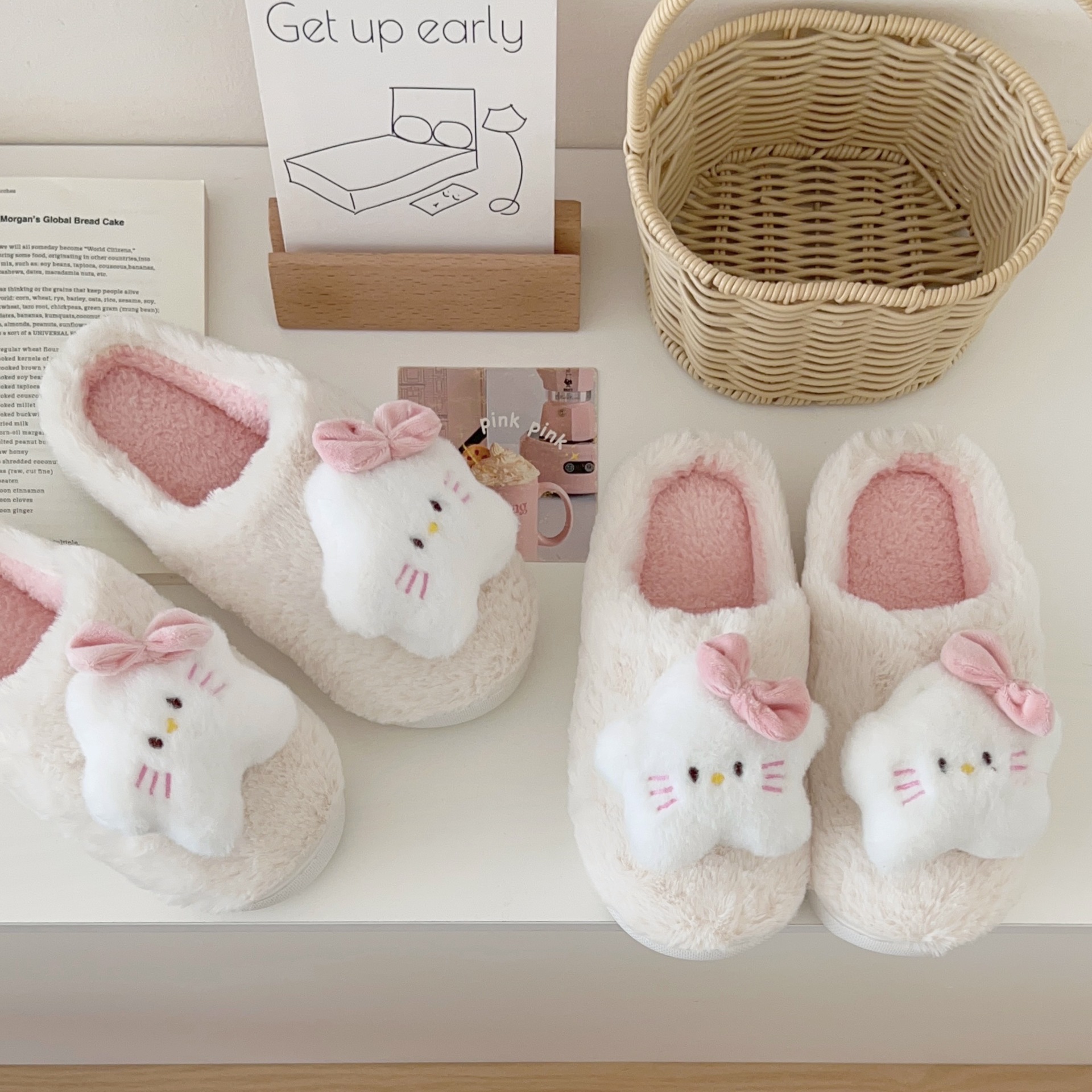 Cartoon five-pointed star cat slippers for warmth and comfort in autumn and winter. Home flat-bottomed furry slippers for anti-slip in the bathroom full figure