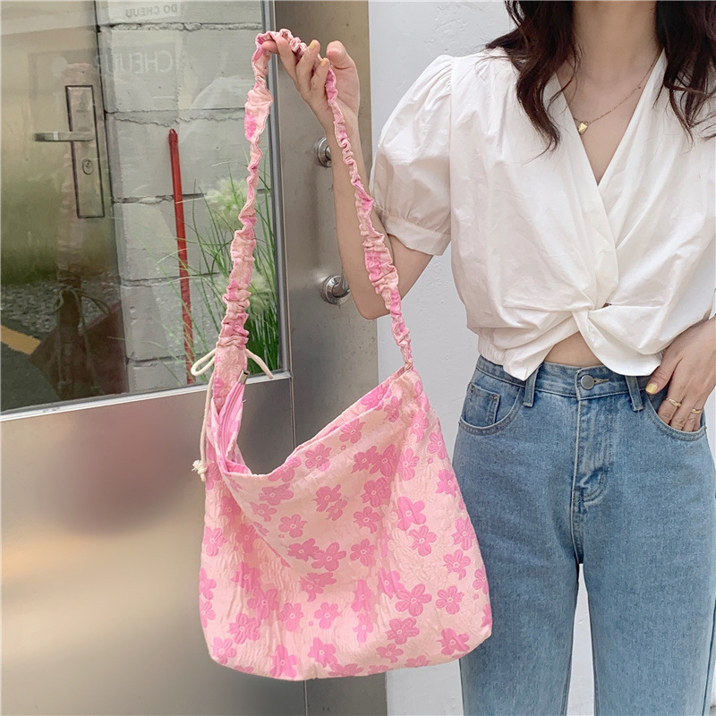 1513 Trendy Internet celebrity pull-out choux pastry flower crossbody bag, Korean cute girl pink pleated shoulder strap single-shoulder bag wholesale Application Scenario