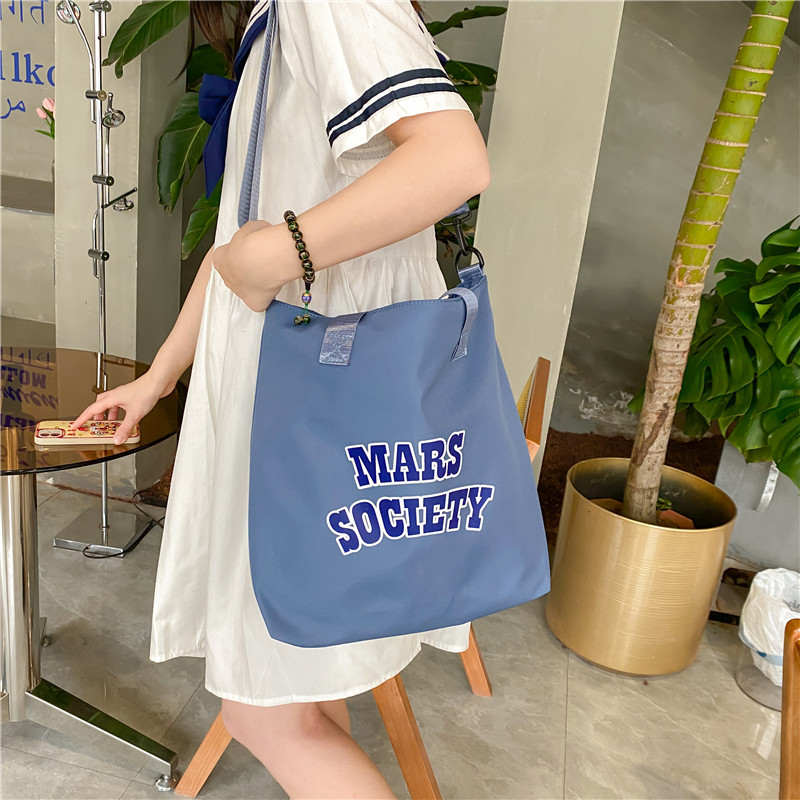 Canvas bag for women, single shoulder, ins crossbody, laid-back style, college student class bag, artistic Japanese style, large capacity, Hong Kong style, chic Application Scenario