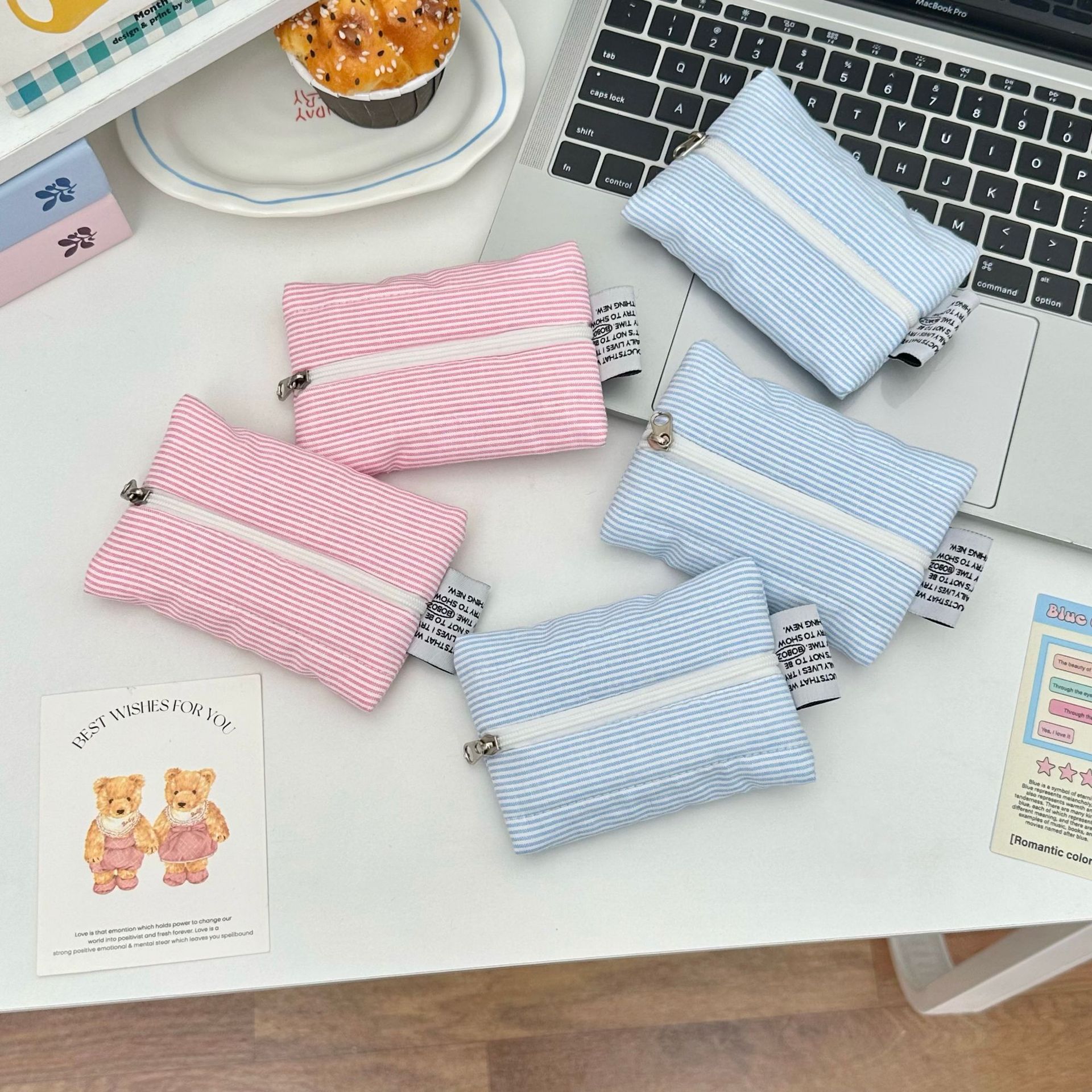 The cute and fresh cloud-shaped coin purse has a high appearance level. It features a striped mini card bag that can be used to hang small sundries. It is a hand-held bag with loose change full figure