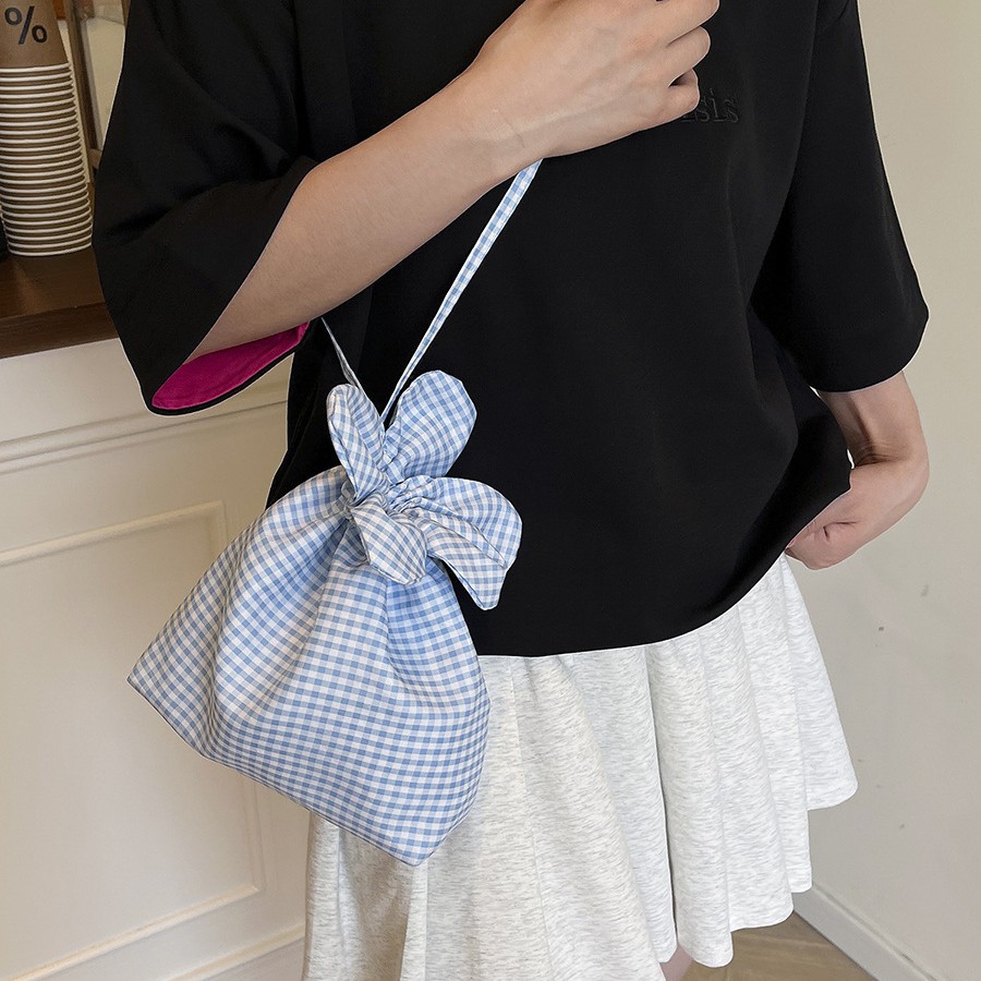 The 2025 summer new style cute crossbody small flower bag, fresh and clean mobile phone bag, simple, casual and fashionable commuting small square bag Application Scenario