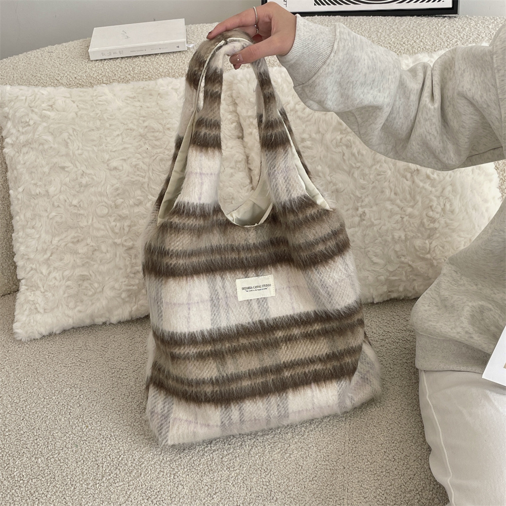 410262 Casual large-capacity bag, woolen checkered children's commuting single-shoulder bag, autumn and winter student vest bag Specification drawing