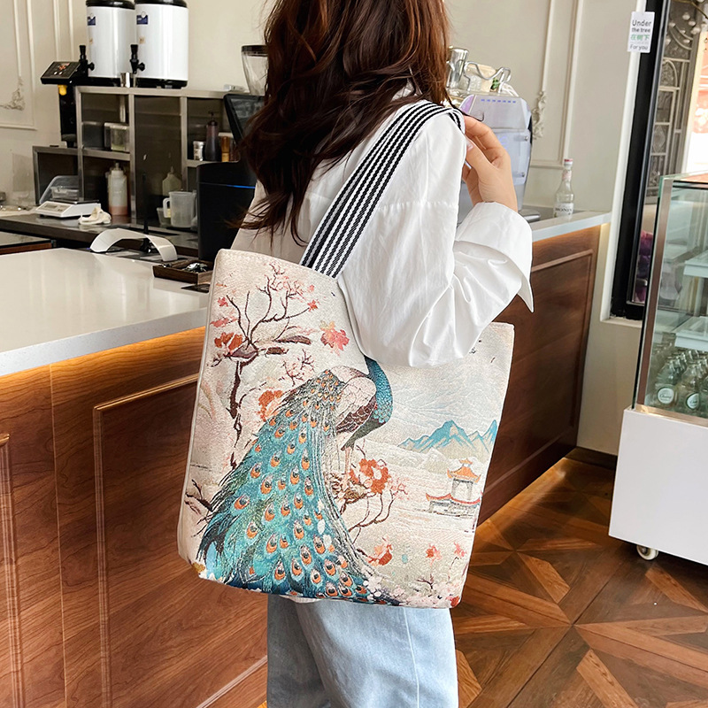 A new cross-border single-sided embroidered ethnic sail fabric bag has been released. It is a fashionable women's single-shoulder bag with gold thread embroidery Specification drawing