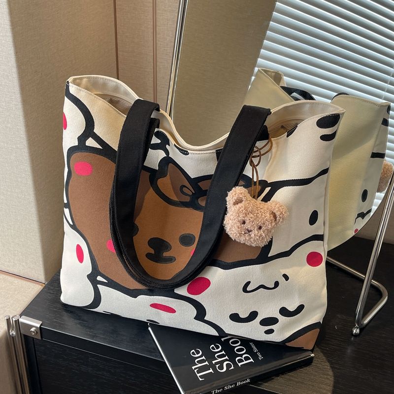 A new large-capacity casual bag for women, a cartoon bear canvas bag, and a single-shoulder tote bag for college students' commuting to class Application Scenario
