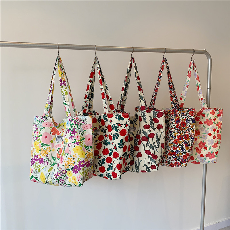 The large-capacity single-shoulder bag for student commuting is a bestseller in early spring. The Korean-style fresh and simple floral fabric bag is a versatile tote bag full figure