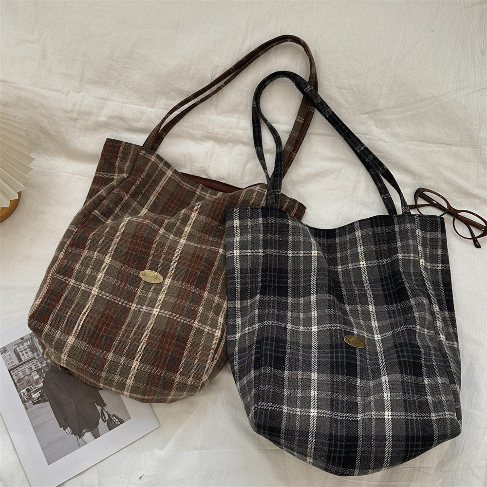 410271 Woolen checkered casual large-capacity fashionable single-shoulder bag, new style for college students to carry on both sides, retro hand-held details Picture