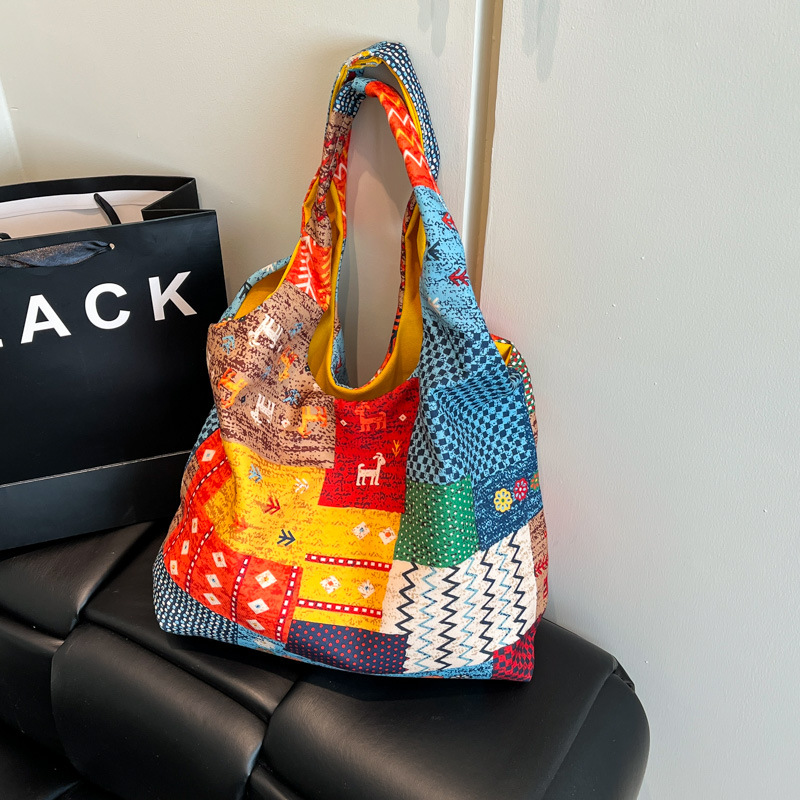 The large-capacity fashionable ethnic-style tote bag is selling well. It is a stylish double-sided personalized single-shoulder bag that is casual, versatile and lightweight Application Scenario