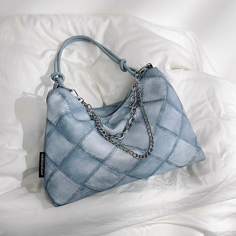 A niche canvas bag with a large capacity for women, a trendy 2023 new style for work, commuting, and student classes, a single-shoulder underarm tote bag Application Scenario