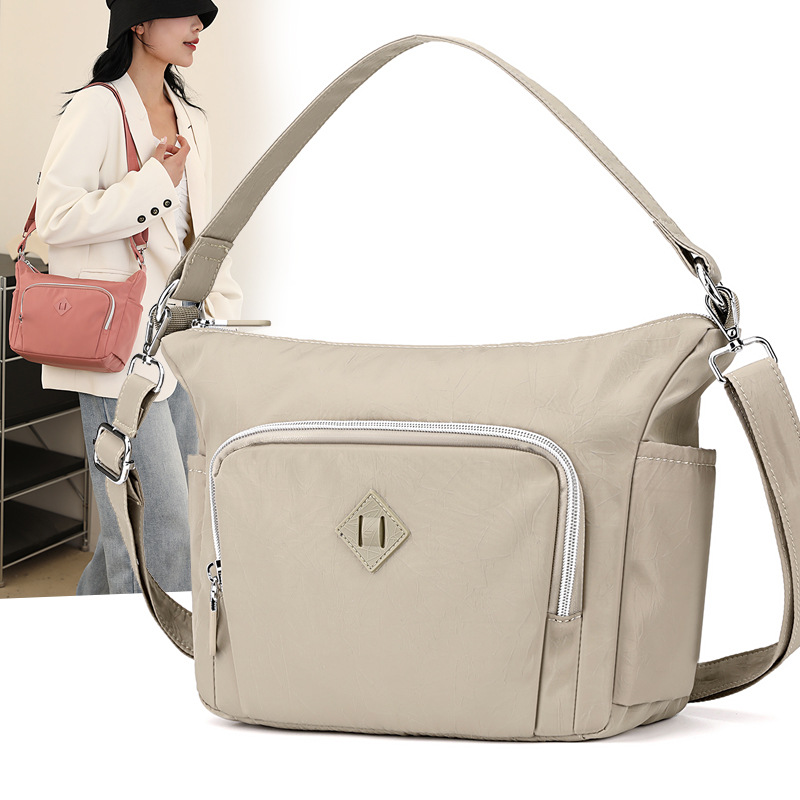 Colorful Fox's new women's shoulder bag is fashionable, trendy, versatile, and features a multi-layered casual crossbody bag full figure