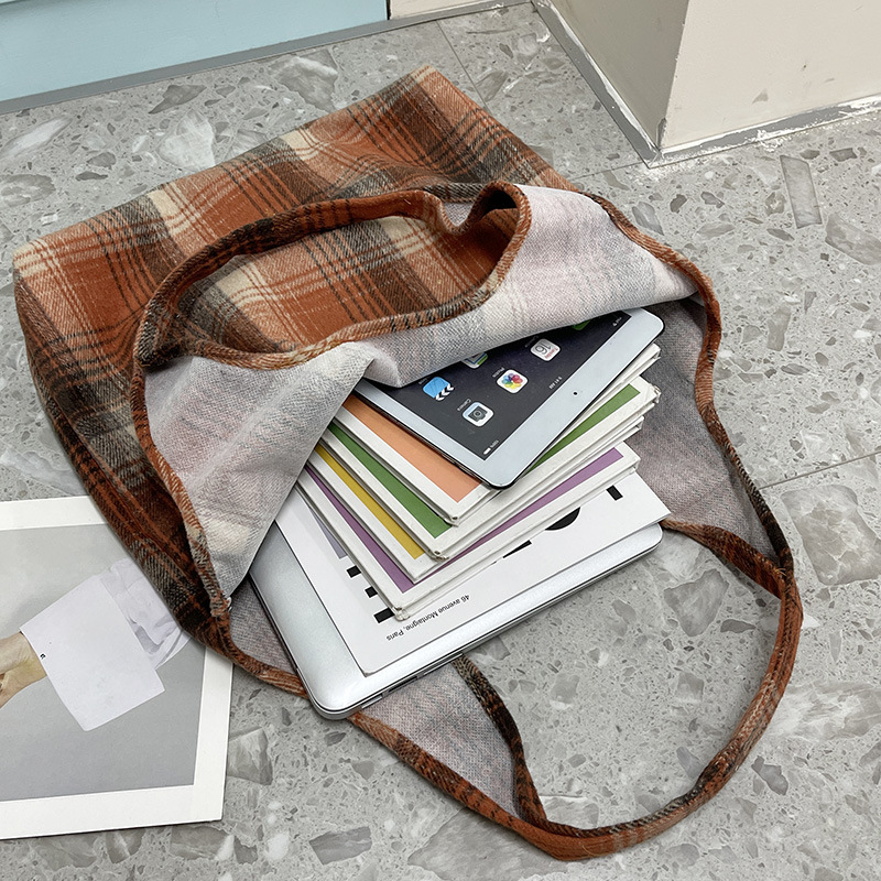 New Korean-style retro versatile and artistic tote bag for women in autumn and winter 2022, thickened woolen checkered pattern, single-shoulder bag Application Scenario