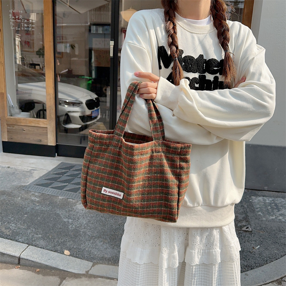311021 Simple ins retro style woolen multi-color handbag for women, 2023 new checkered autumn and winter women's bag Application Scenario