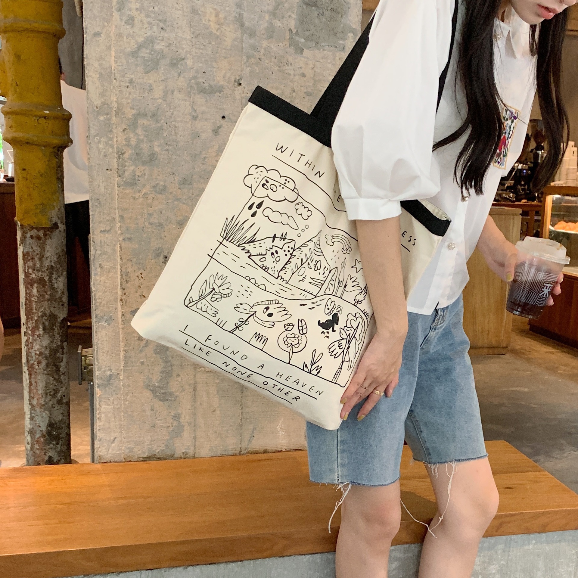 2791 InS-style graffiti canvas bag, female student commuting vest bag, large-capacity single-shoulder bag, hand-held tote bag Application Scenario
