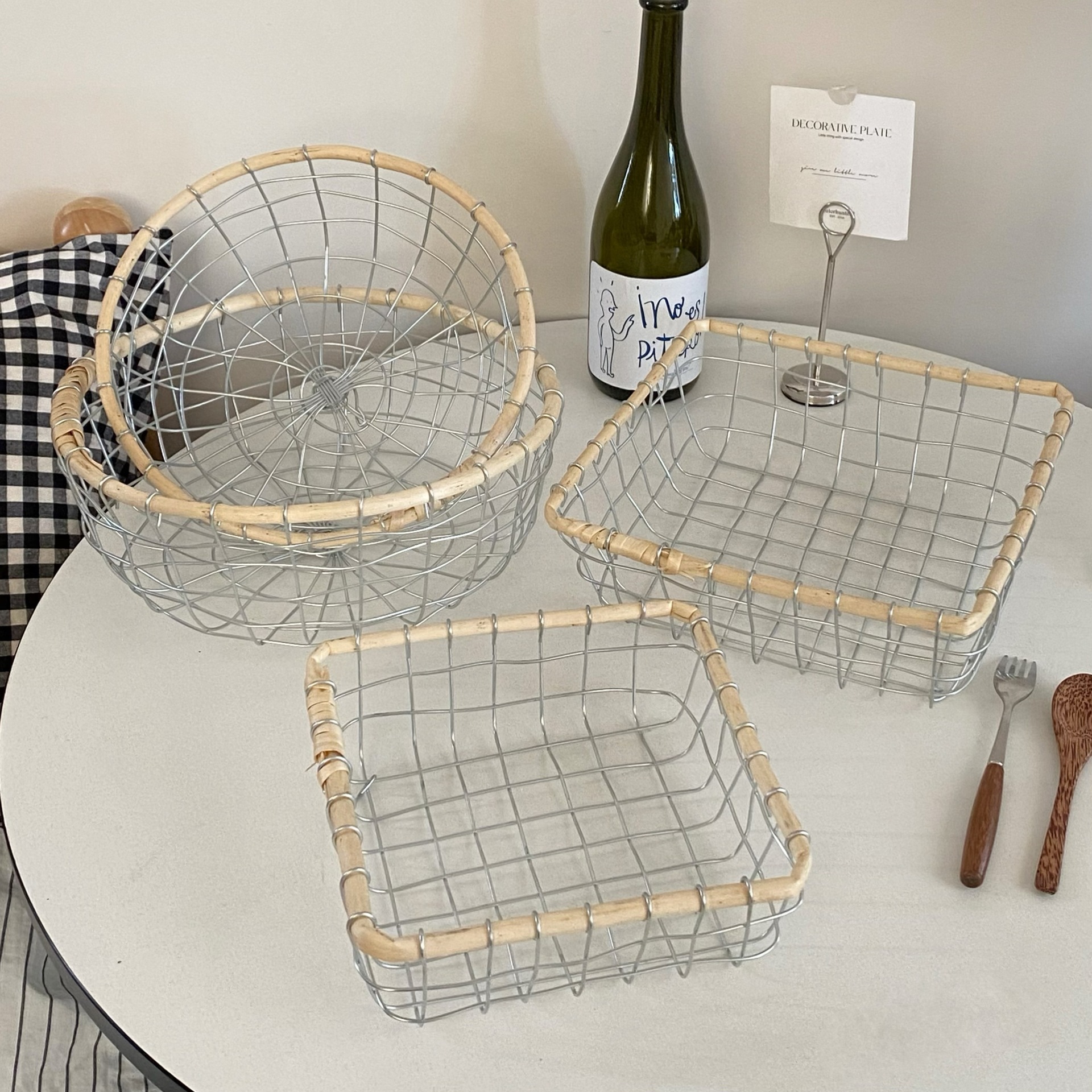 ins Nordic ironwork storage basket, wall-mounted storage basket, hanging woven iron basket, storage basket, desktop miscellaneous storage details Picture