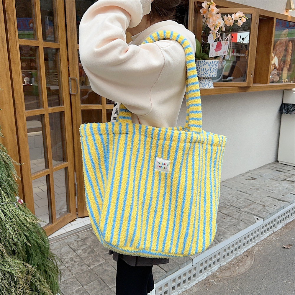 31231 Autumn and Winter New plush polka dot bag, women's hand-held bag, shoulder bag, large-capacity fluffy college student class bag Specification drawing