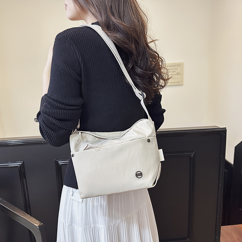 Korean style Instagram fashionable and simple crossbody bag, lightweight and large-capacity, trendy and versatile single-shoulder bag, fresh and cute handbag full figure