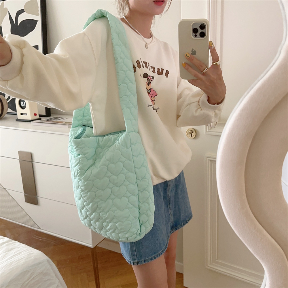 39131 Japanese quilted heart-shaped cotton tote travel bag Crossbody bag for women, large-capacity single-shoulder crossbody canvas bag Application Scenario