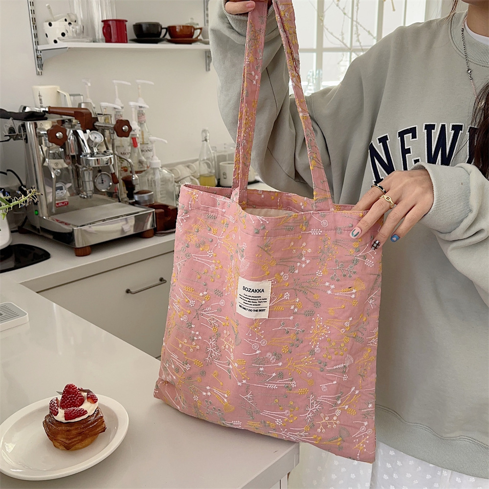 43204 ins Spring/Summer New Gentle small floral starry sky single-shoulder canvas bag with large capacity for girls' study bag Application Scenario