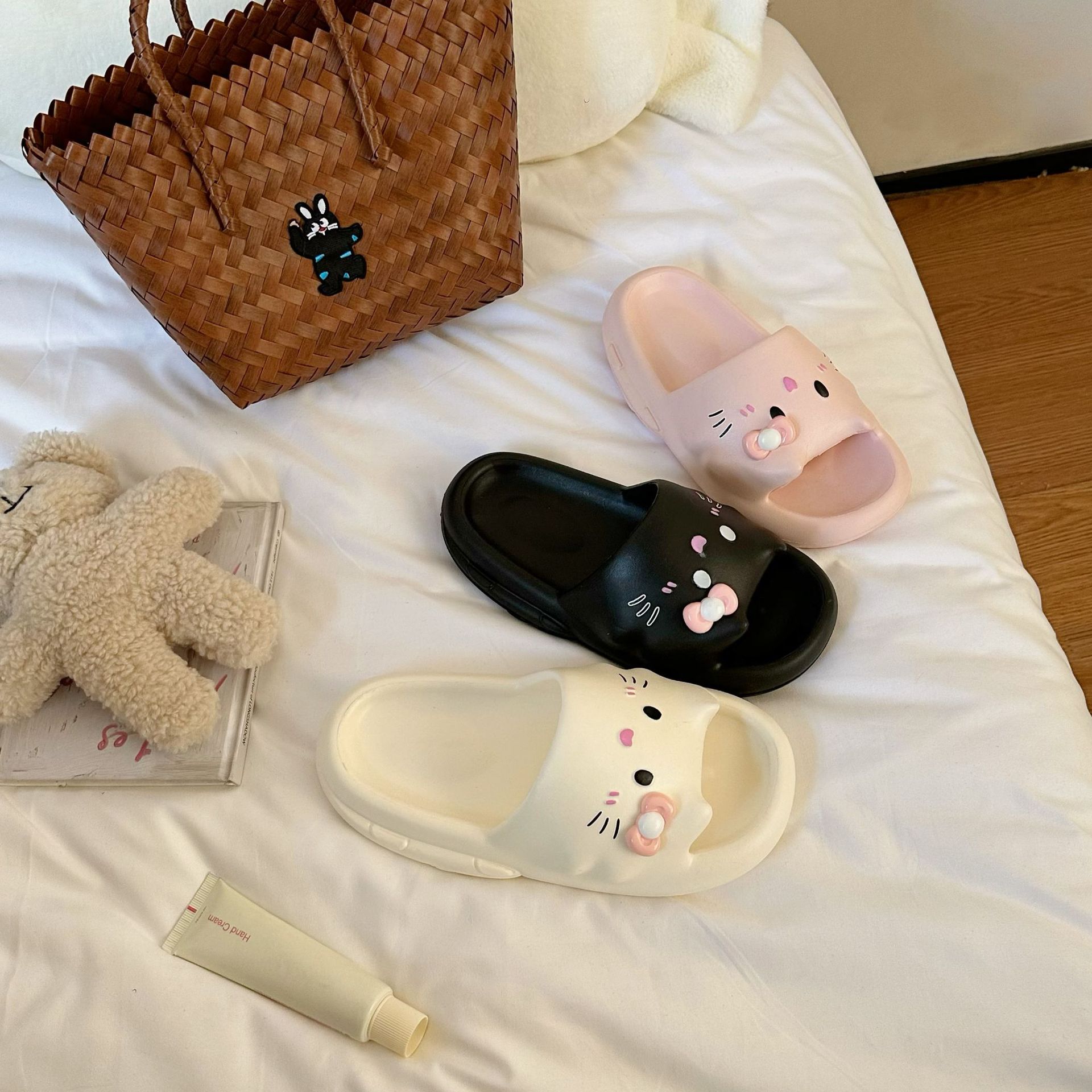 Cute and soft-hearted kitten slippers, ins cartoon home slippers, thick-soled summer bathroom anti-slip one-line slippers for women Application Scenario
