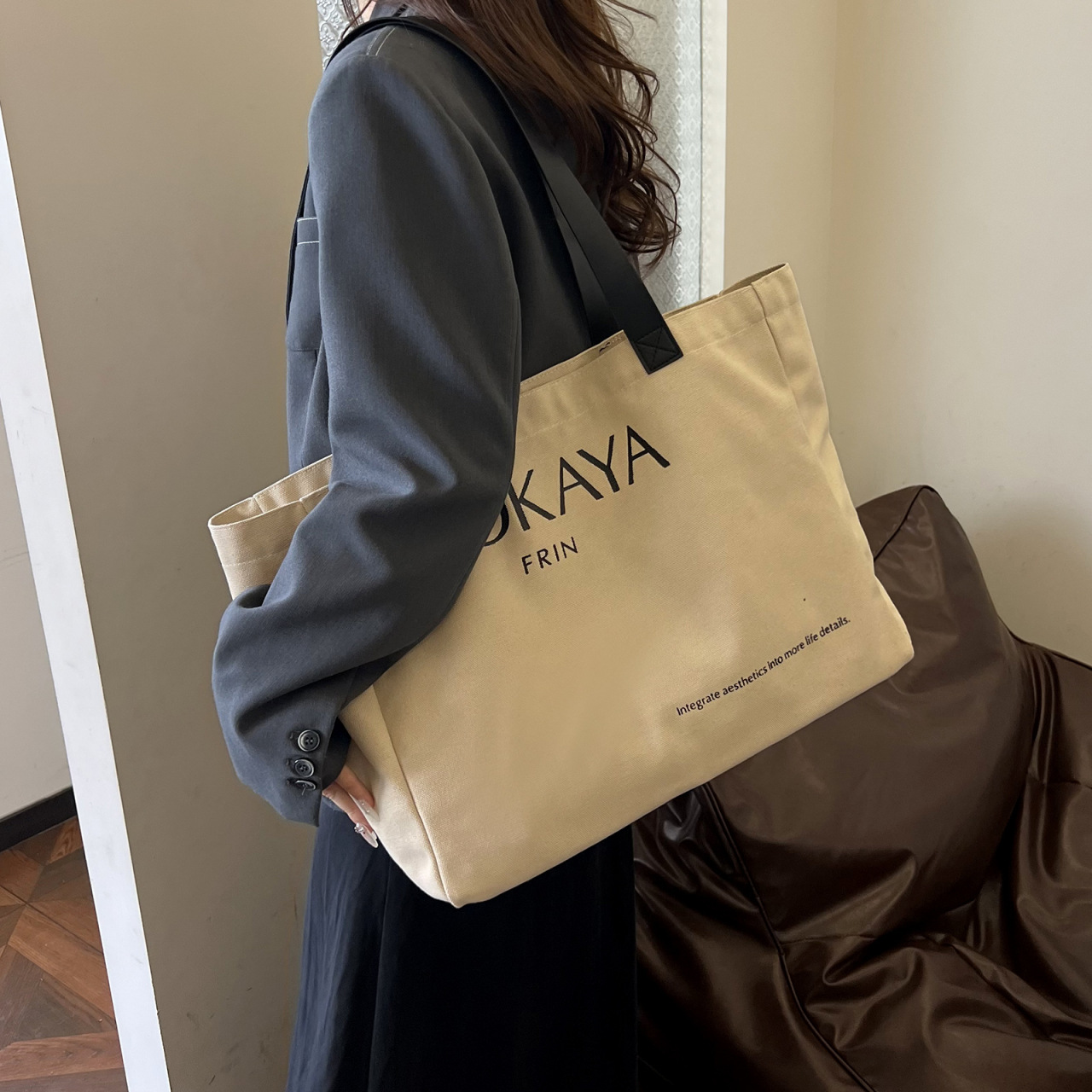 This year, the new large-capacity canvas bags for women are popular, including hand-held shoulder bags and tote bags for college students' commuting to class details Picture