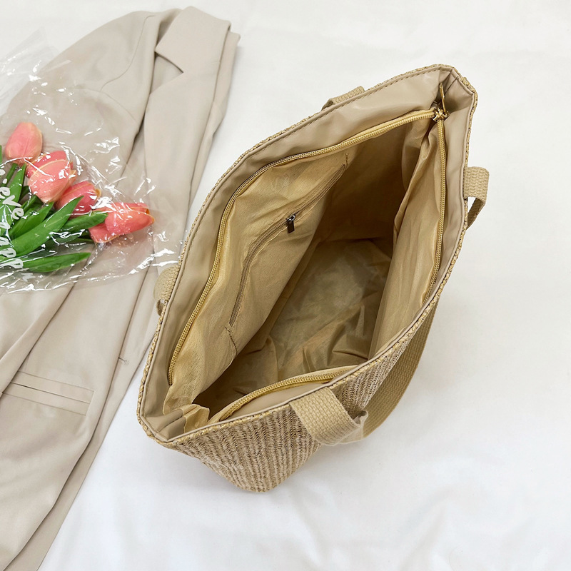 Wholesale of new spring trendy straw woven tote bags, large-capacity casual commuting women's underarm bags Application Scenario