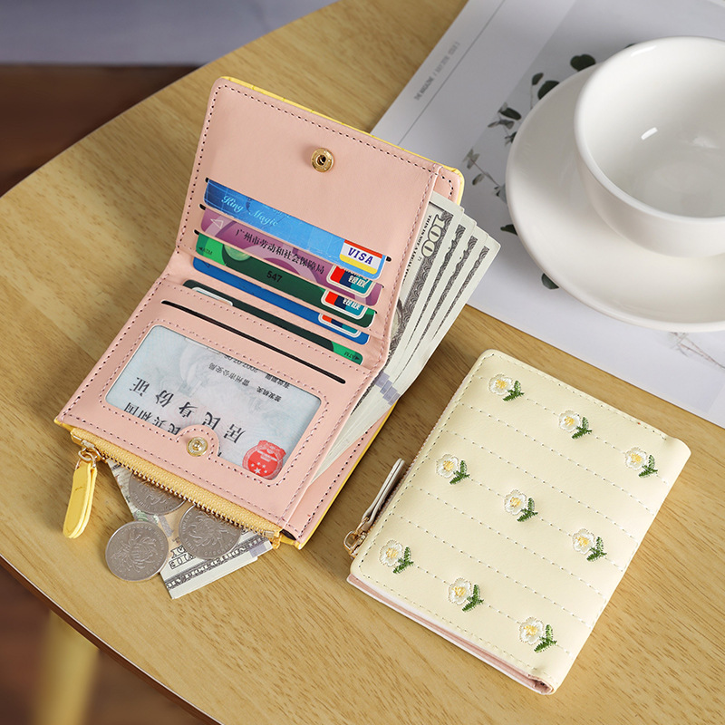 This short Korean-style embroidered wallet for girls is cute and fresh. It is a multi-slot folding zipper small wallet and card case integrated Specification drawing