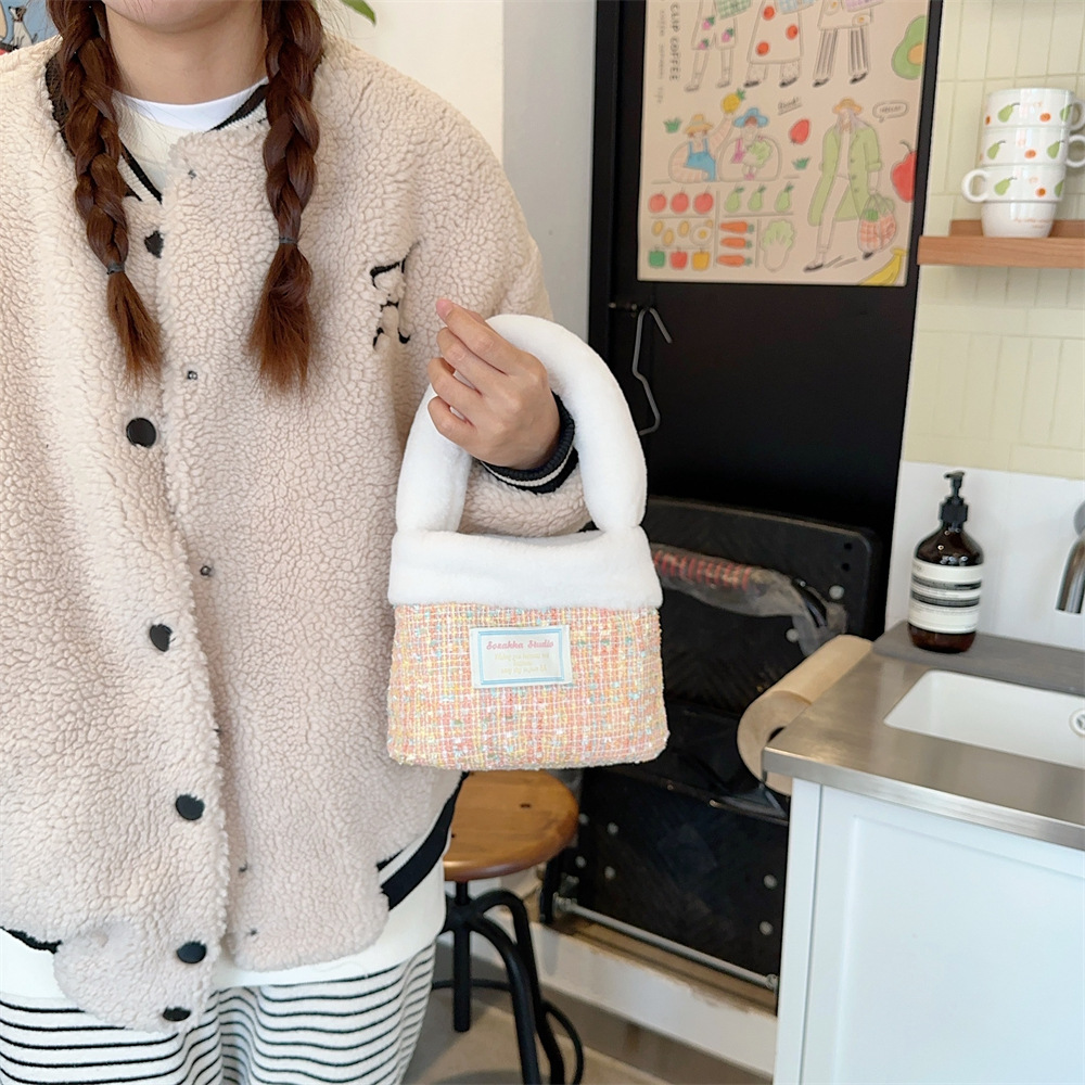 311203 Plush Bag for Women's Winter 2023 New Autumn and winter, fluffy hand-held woolen bucket bag, hand-held bag details Picture