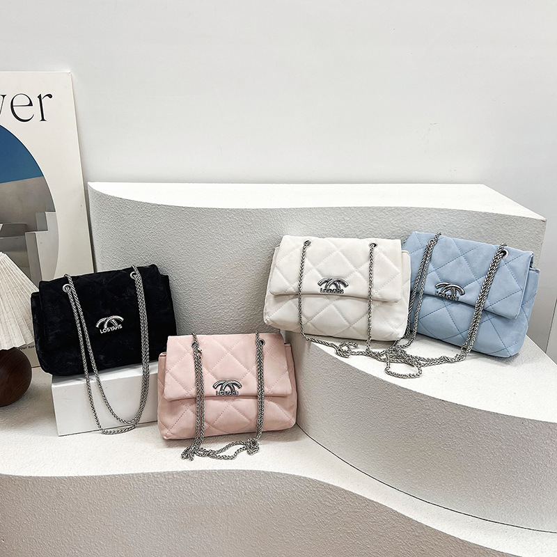 This year, a trendy and fashionable diamond-shaped bag for women is in vogue. It is a versatile underarm single-shoulder bag and a small square crossbody bag full figure