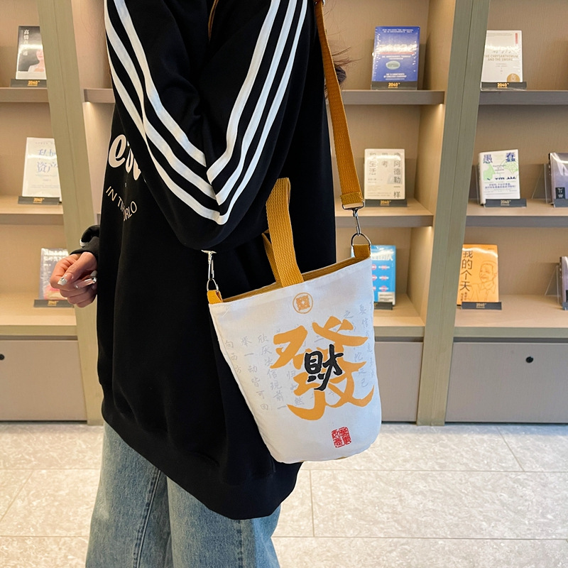 A new Chinese-style crossbody bag, a golden snake New Year's Eve gold ingot, a hand-held shoulder bag for making money and getting rich quickly, and a cloth bag for traveling and shopping Application Scenario