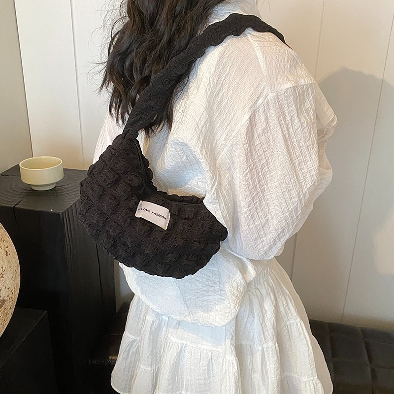 Large-capacity solid-color single-shoulder bag 2024 new style, popular pleated cloud underarm bag, niche commuter pleated bag wholesale Application Scenario