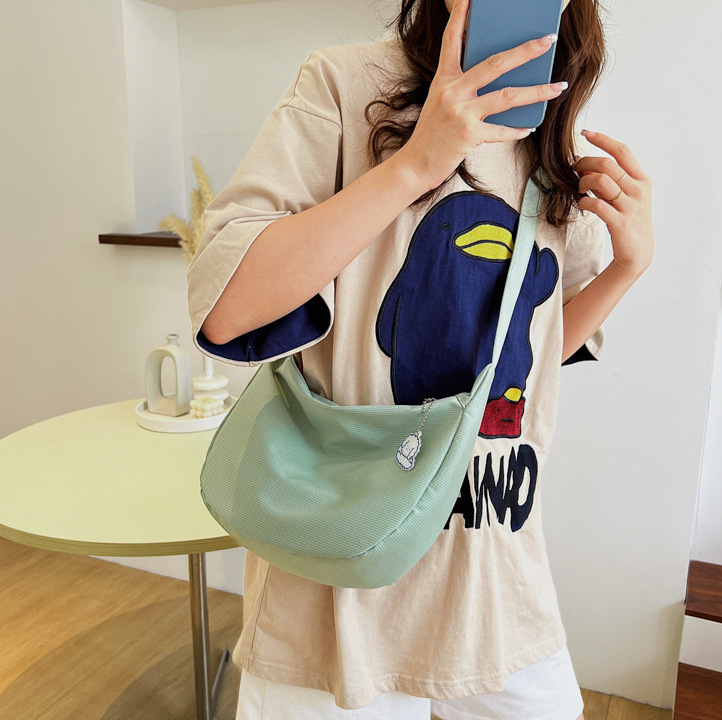 New Japanese-style Harajuku minimalist crossbody bag, Korean-style versatile student waffle check single-shoulder bag, artistic solid-color dumpling bag Application Scenario