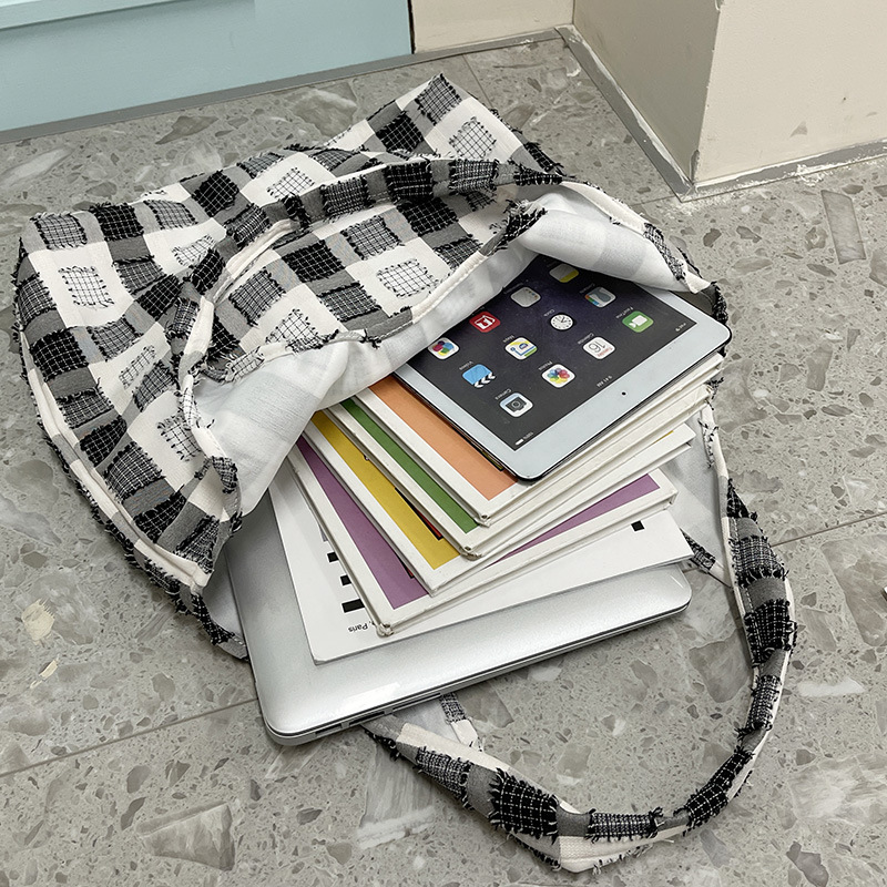 Forest-themed college style artistic girl checkered versatile tote bag, Korean Instagram fresh and cute student class shoulder bag Application Scenario