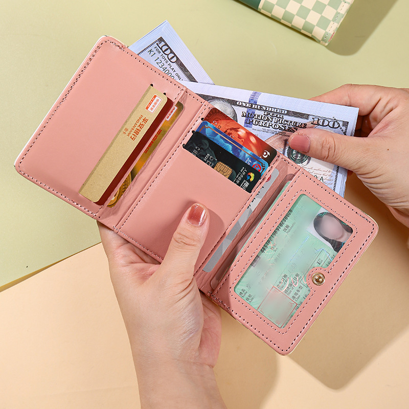 A cute and fresh female cartoon wallet with multi-functional large capacity, ultra-thin, popular driver's license holder and anti-demagnetization card holder Application Scenario