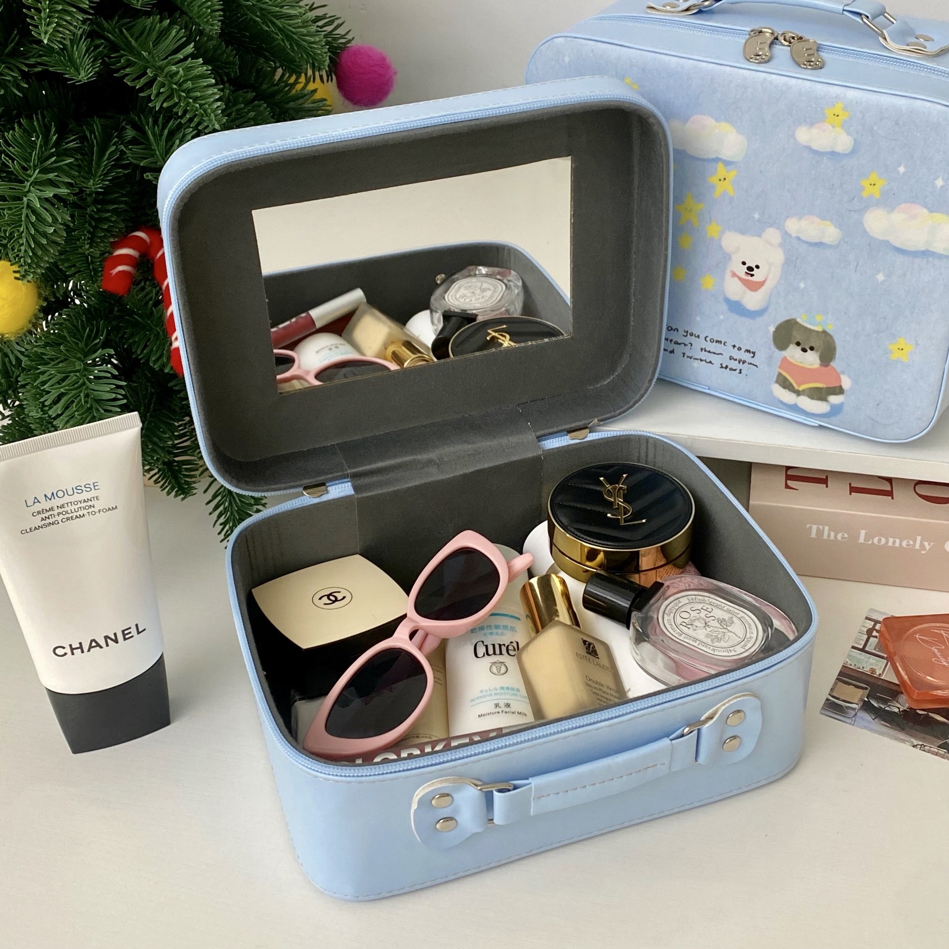 Cartoon Puppy Makeup Bag 2025 New style makeup box, high appearance level, large capacity skin care product storage, portable makeup box Application Scenario