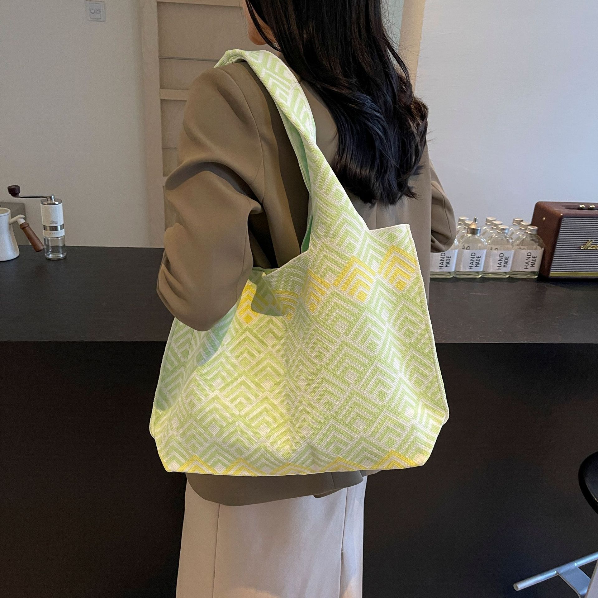 Simple and large-capacity single-shoulder bag, fashionable striped bucket bag for students going out, tote bag for commuting to work, batch Application Scenario