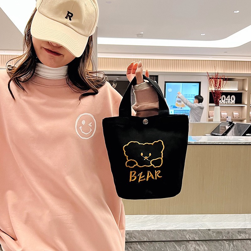 Personalized ladies' bucket bag, versatile and cute canvas bear wholesale, simple Japanese style new handbag details Picture