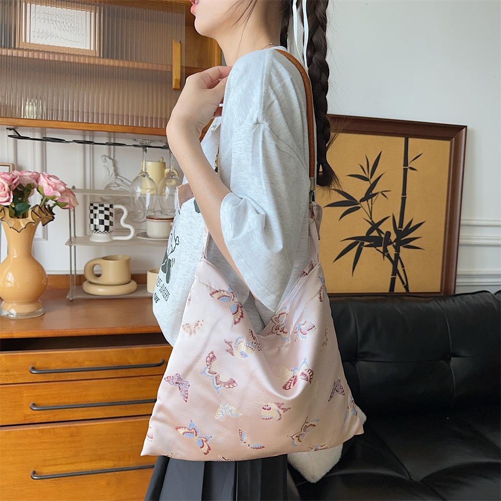 47211 Summer New Style Chinese jacquard butterfly single-shoulder bag, underarm bag, shopping artistic leather rope handbag Application Scenario