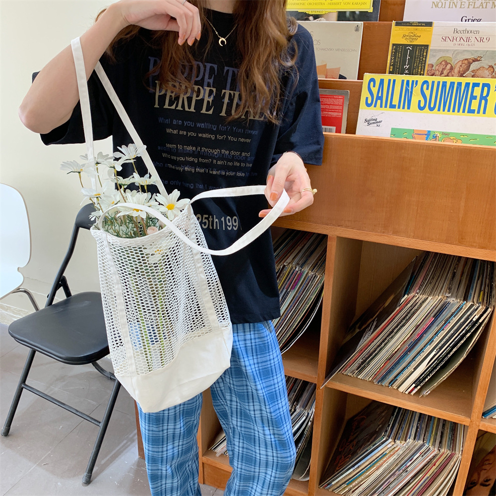 04211 Canvas mesh hollowed-out handbag, portable shopping bag, mesh beach bag, women's summer canvas bag Application Scenario