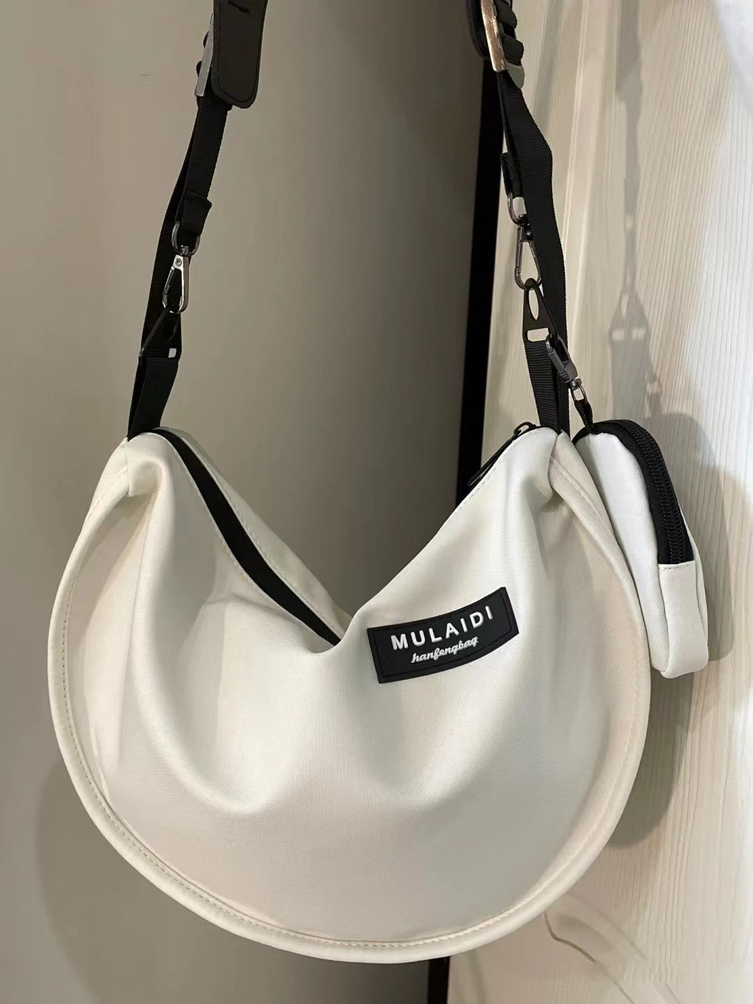Japanese-style casual dumpling bags, sporty crossbody bags, large-capacity canvas bags for women, single-shoulder commuting bags for students to class, trendy Application Scenario
