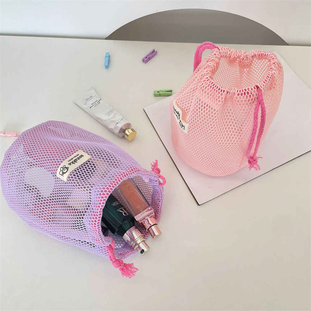 5756 Dopamine Grid large-capacity drawstrap bag, portable and simple toiletry and makeup bag, travel hand-carry storage bag Application Scenario