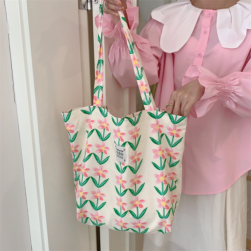 26101 Niche retro floral crossbody canvas bag, casual single-shoulder bag, Japanese-style artistic hand-held tote Application Scenario
